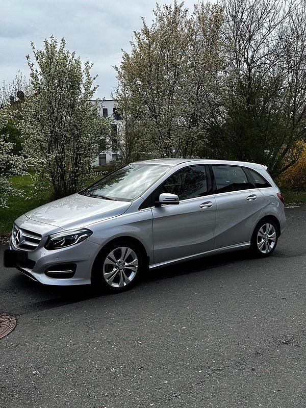 Silber Gebraucht 2016 Mercedes B200 Urban Van / Kleinbus | 16.199 € (Fairer Preis) - Bild 1/4