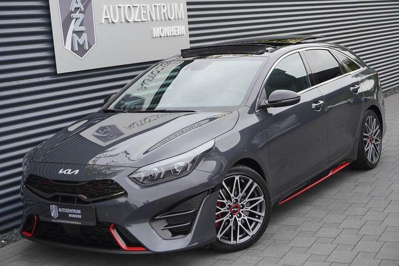 Grau (pentametal metallic) Gebraucht 2024 Kia ProCeed GT Kleinwagen | 33.990 € (Etwas zu teuer) - Bild 1/4