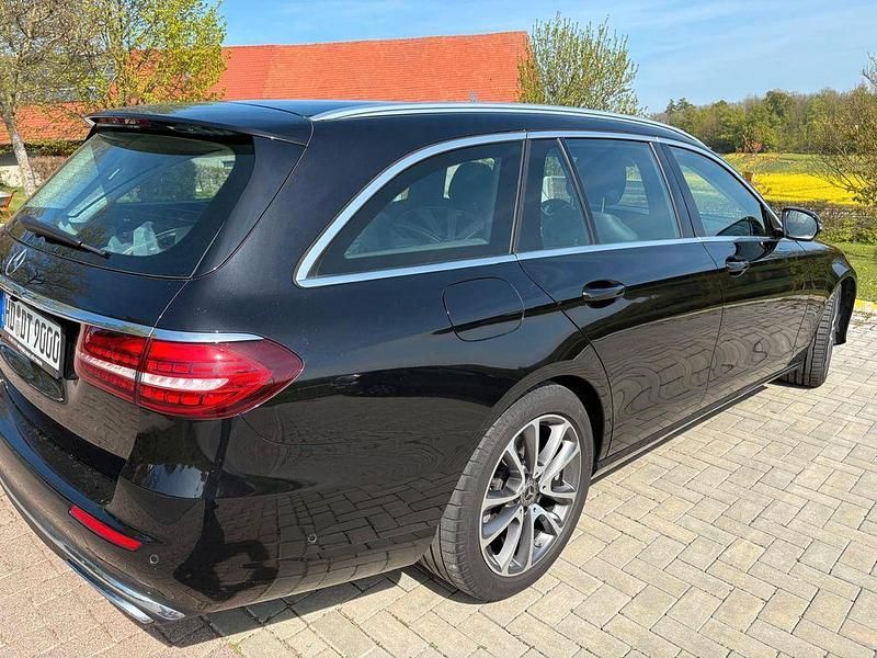 Gebraucht Mercedes E220 194 PS (142 kW) 2021 Schwarz Limousine