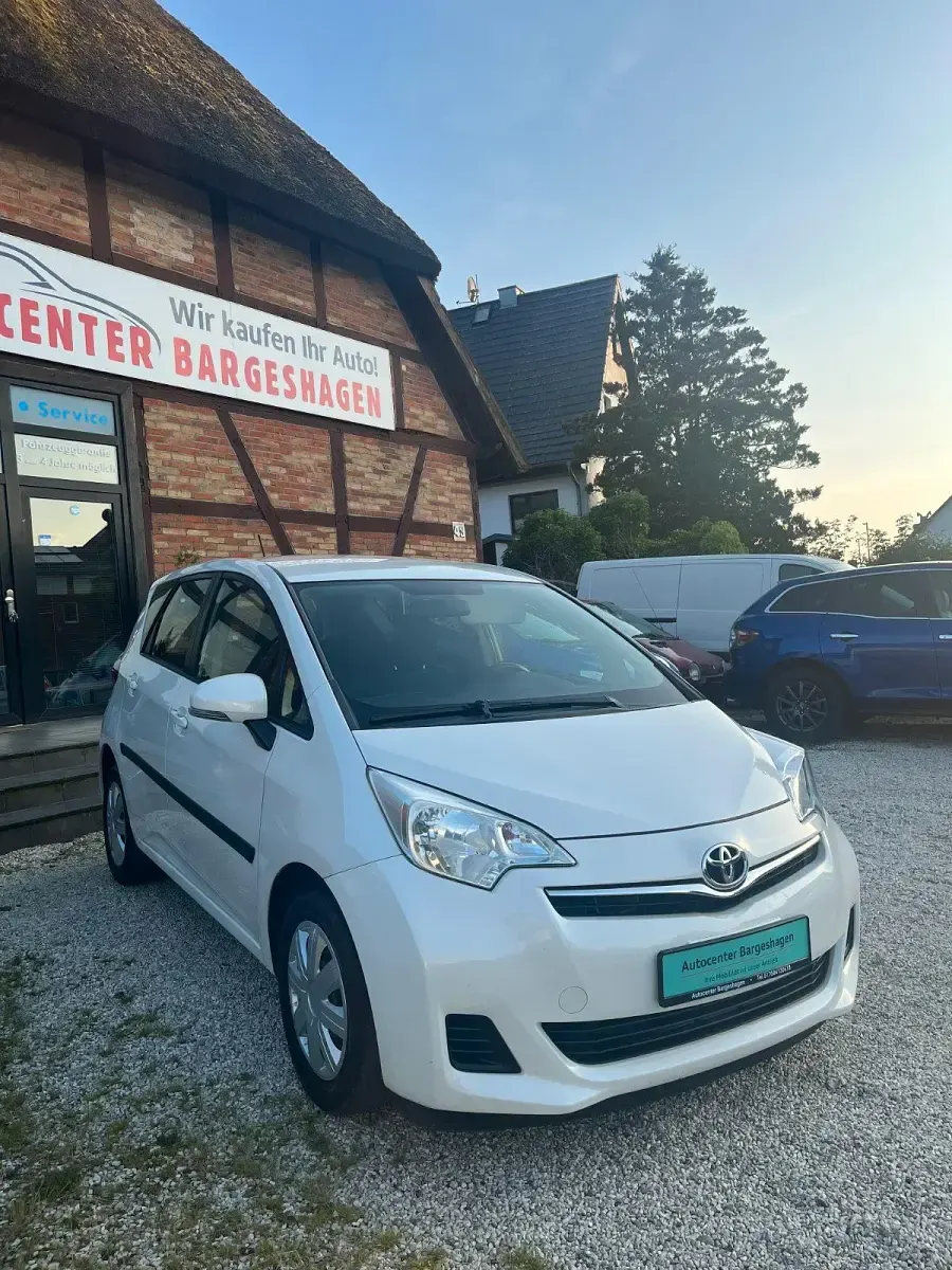 Gebraucht Toyota Verso-S Life 99 PS (72 kW) 2011 Weiß Van / Kleinbus