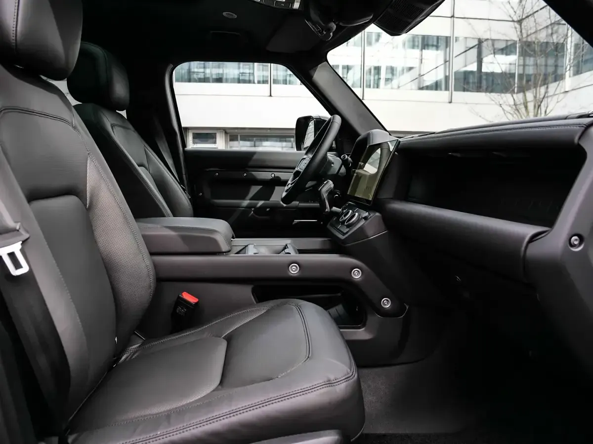Gebraucht Land Rover Defender HSE Dynamic 349 PS (256 kW) 2026 Carpathian grey SUV