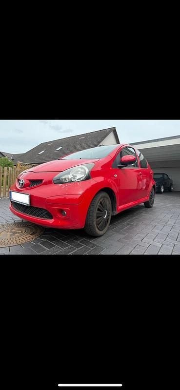 Gebraucht Toyota Aygo 69 PS (50 kW) 2007 Rot Kleinwagen