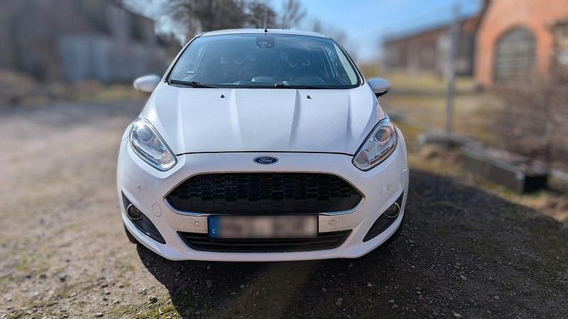Gebraucht Ford Fiesta Celebration 101 PS (74 kW) 2017 Weiß Kleinwagen