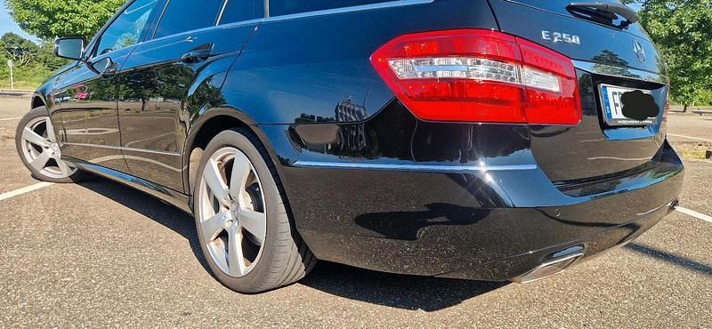 Gebraucht Mercedes E250 204 PS (150 kW) 2012 Schwarz Limousine