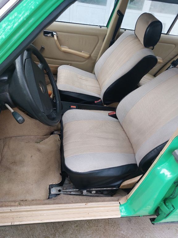Grün Gebraucht 1982 Mercedes E240 Limousine | 3.300 € - Bild 1/4