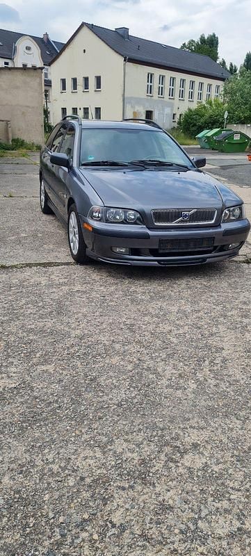 Grau Gebraucht 2001 Volvo V40 Kombi | 2.900 € - Bild 1/4