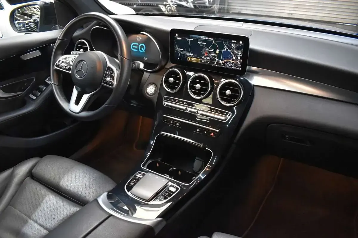 Second-hand Mercedes GLC300e 194 CP (142 kW) 2022 Albastru Berlinǎ