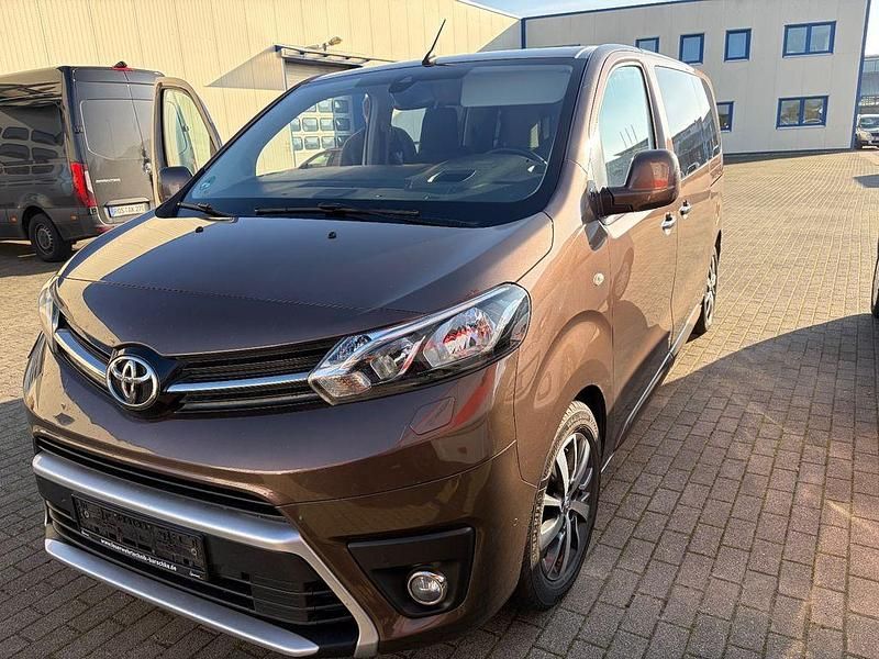 Braun Gebraucht 2022 Toyota Proace Verso Team Kombi | 23.400 € (Fairer Preis) - Bild 1/4