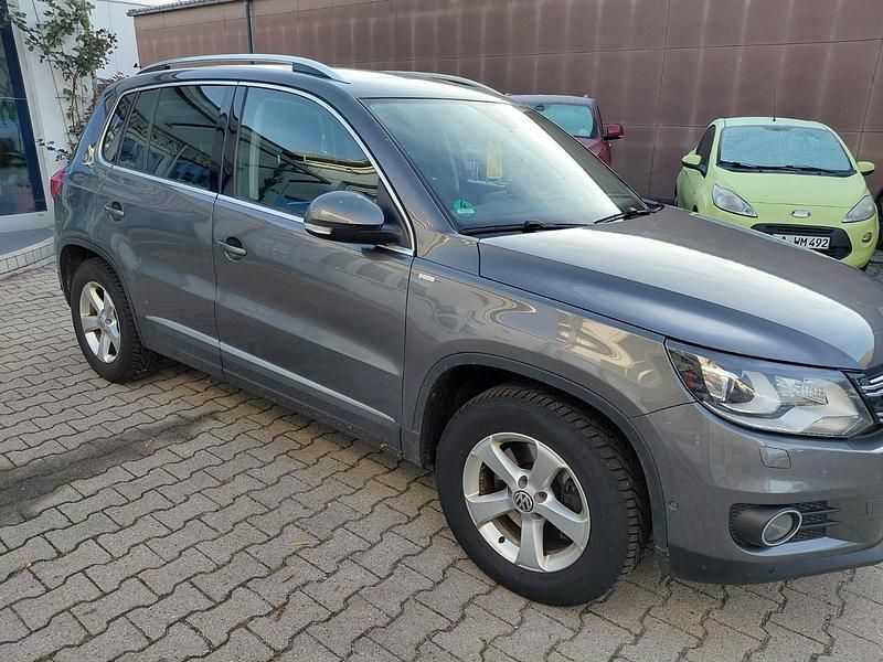 Grau Gebraucht 2014 VW Tiguan Sportline SUV | 11.800 € (Fairer Preis) - Bild 1/4