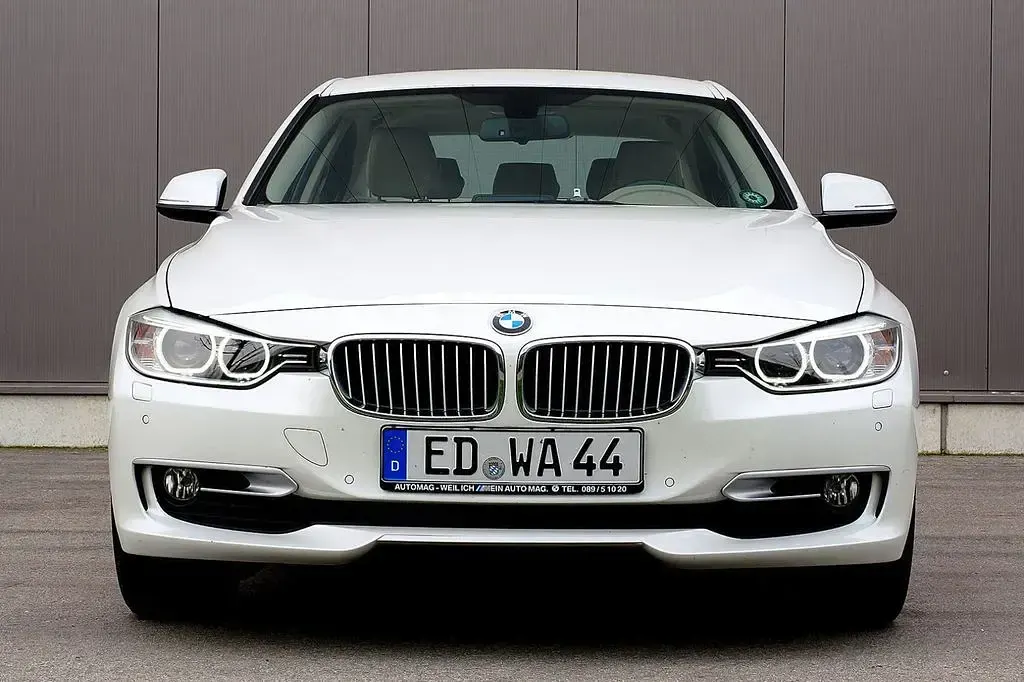 Gebraucht BMW 320 184 PS (135 kW) 2014 Weiß Limousine