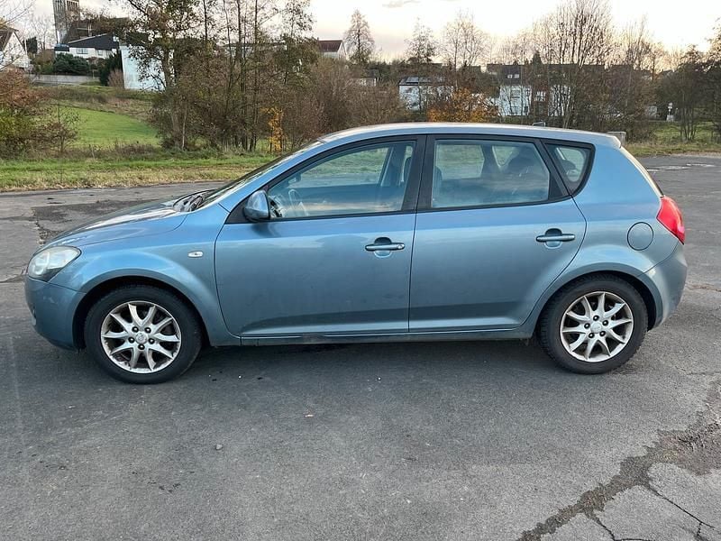 Gebraucht Kia Ceed 115 PS (84 kW) 2009 Blau Kleinwagen