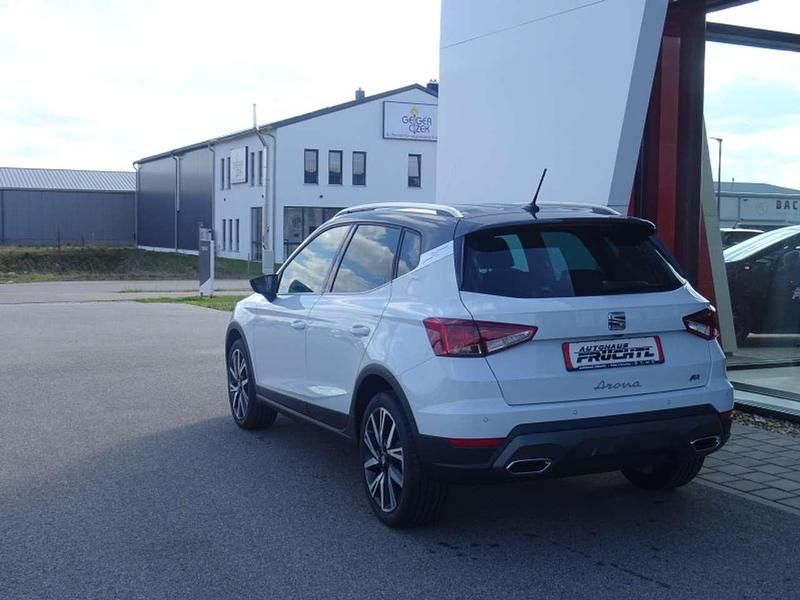 Gebraucht Seat Arona FR 116 PS (85 kW) 2024 Nevada weiß / dach magnetic grau (metallic) SUV