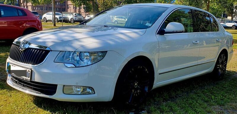 Weiß Gebraucht 2012 Skoda Superb Limousine | 9.000 € (Fairer Preis) - Bild 1/4
