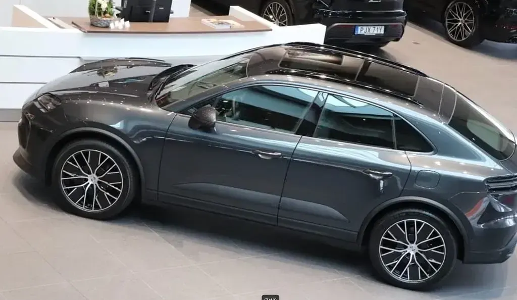 Gebraucht Porsche Macan 4 Electric 300 kW (408 PS) 2026 Vulkangrau SUV