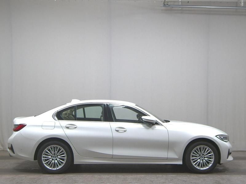 Weiss Gebraucht 2020 BMW 330 Luxury Line Limousine | 23.480 € (Guter Preis) - Bild 1/4