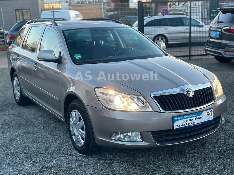 Gebraucht Skoda Octavia Ambiente 160 PS (117 kW) 2011 Grau Kombi