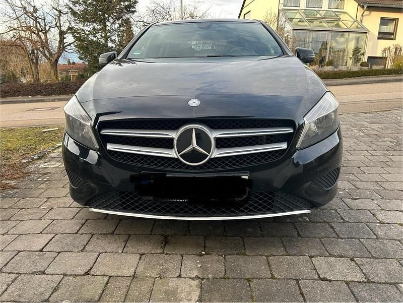 Schwarz Gebraucht 2012 Mercedes A200 Kleinwagen | 11.000 € (Guter Preis) - Bild 1/4