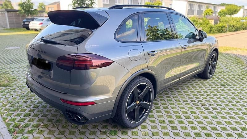 Grau Gebraucht 2016 Porsche Cayenne SUV | 41.000 € - Bild 1/4