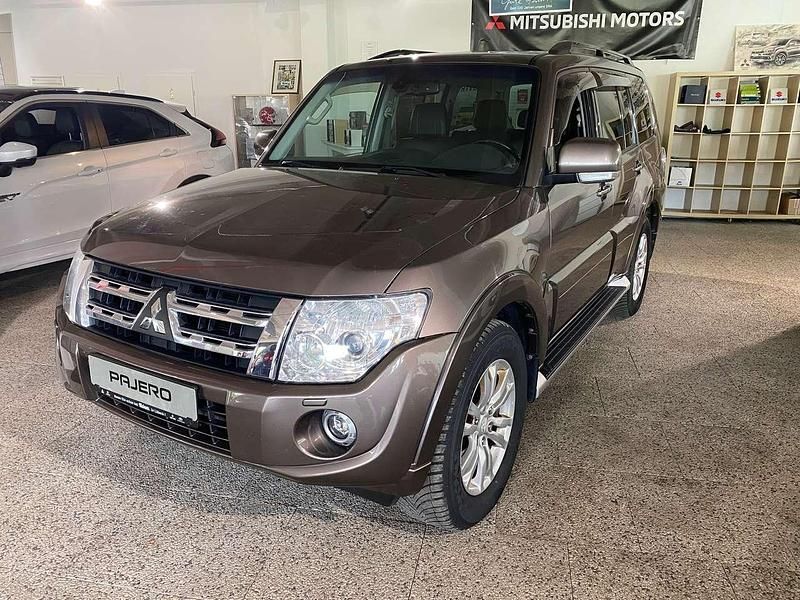Braun Gebraucht 2012 Mitsubishi Pajero Instyle SUV | 15.440 € (Fairer Preis) - Bild 1/4