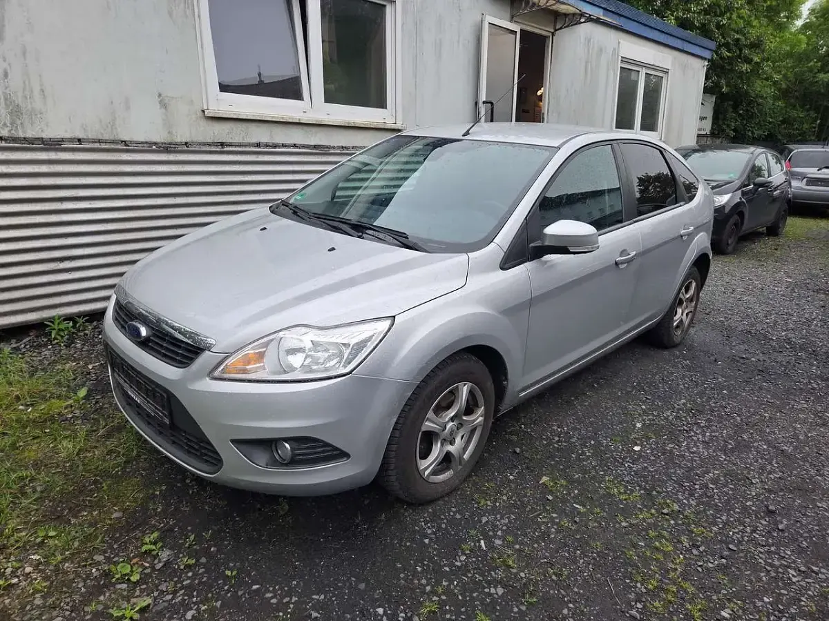 Używany Ford Focus Style 101 KM (74 kW) 2009 Srebrny Sedan/Limuzyna