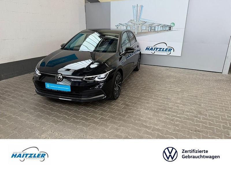 Deep black perleffekt (metallic) Gebraucht 2021 VW Golf VIII Style Limousine | 22.980 € (Fairer Preis) - Bild 1/4
