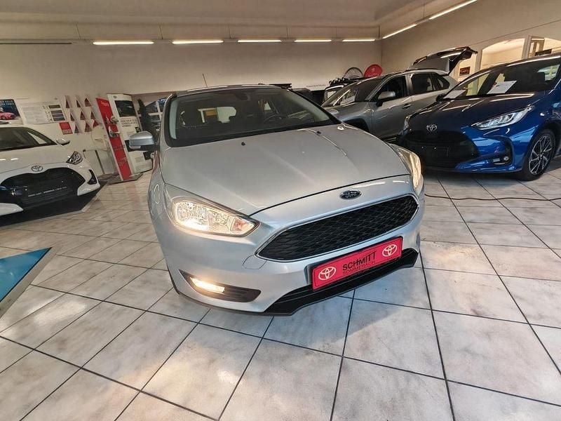 Silber Gebraucht 2015 Ford Focus Trend Limousine | 8.300 € (Fairer Preis) - Bild 1/4