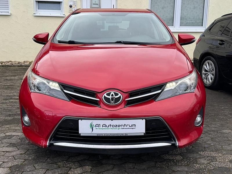 Gebraucht Toyota Auris Edition 99 PS (72 kW) 2013 Rot Limousine