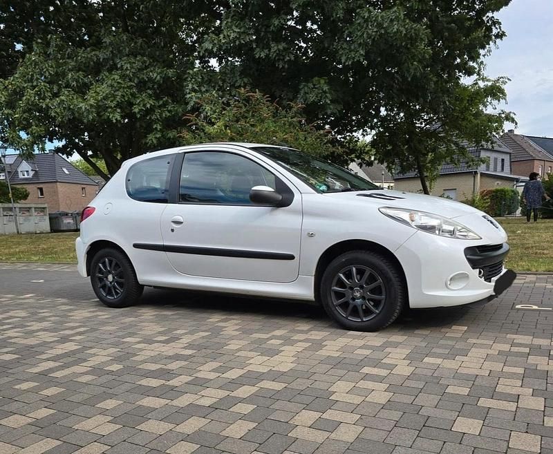 Weiß Gebraucht 2012 Peugeot 206+ Kleinwagen | 2.900 € - Bild 1/4