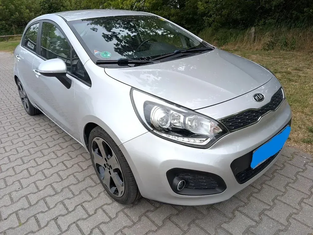 Gebraucht Kia Rio 109 PS (80 kW) 2011 Silber Limousine