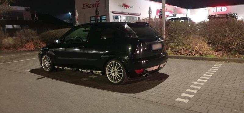 Second-hand Ford Focus 131 CP (96 kW) 2001 Negru Coupe