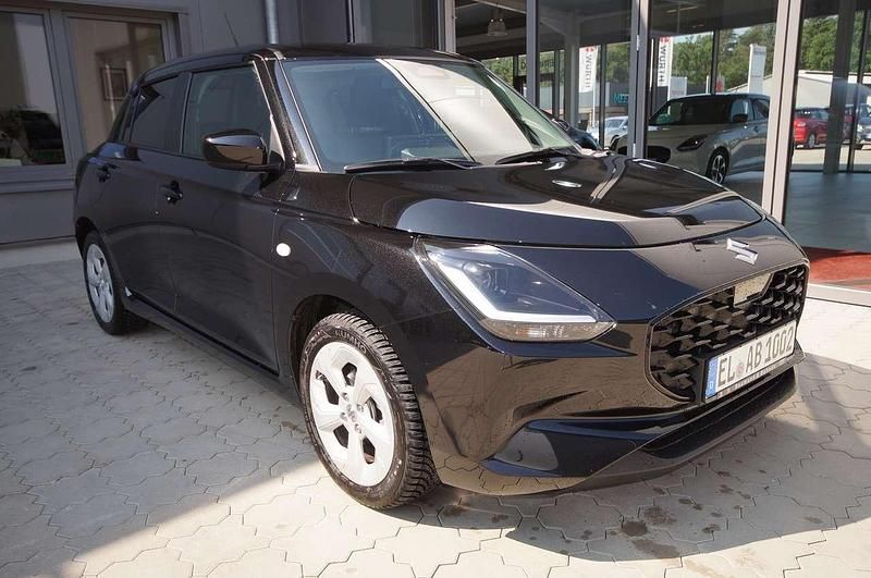 Super black pearl Gebraucht 2024 Suzuki Swift Comfort Limousine | 17.740 € (Fairer Preis) - Bild 1/4