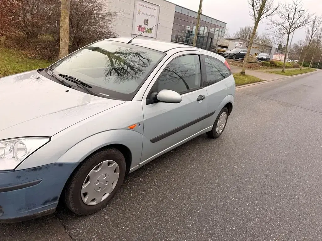 Używany Ford Focus 101 KM (74 kW) 2003 Szary Sedan/Limuzyna