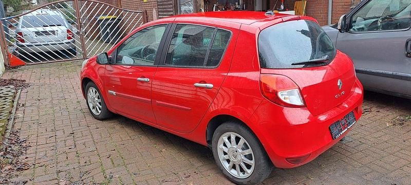 Gebraucht Renault Clio II Luxe 100 PS (73 kW) 2009 Rot Limousine