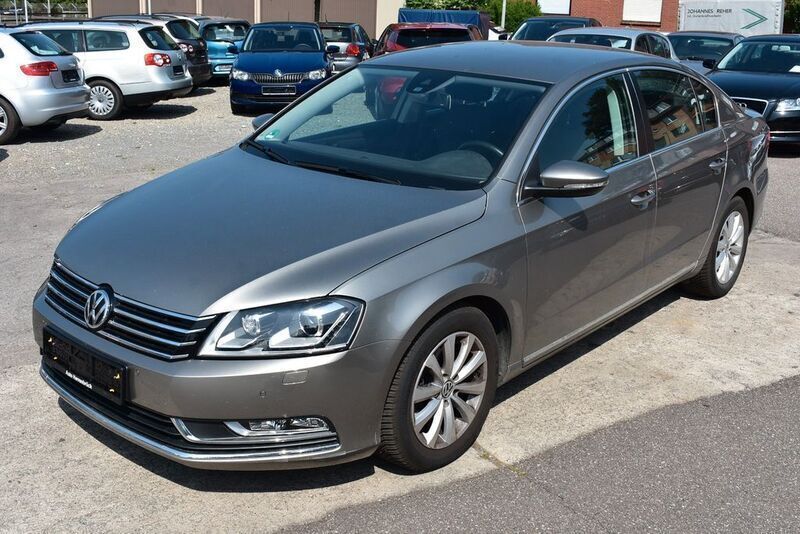 Braun Gebraucht 2012 VW Passat Comfortline Limousine | 12.980 € (Etwas zu teuer) - Bild 1/4