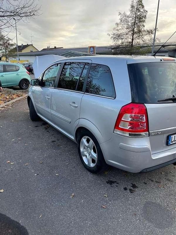 Gebraucht Opel Zafira Edition 120 PS (88 kW) 2011 Van / Kleinbus