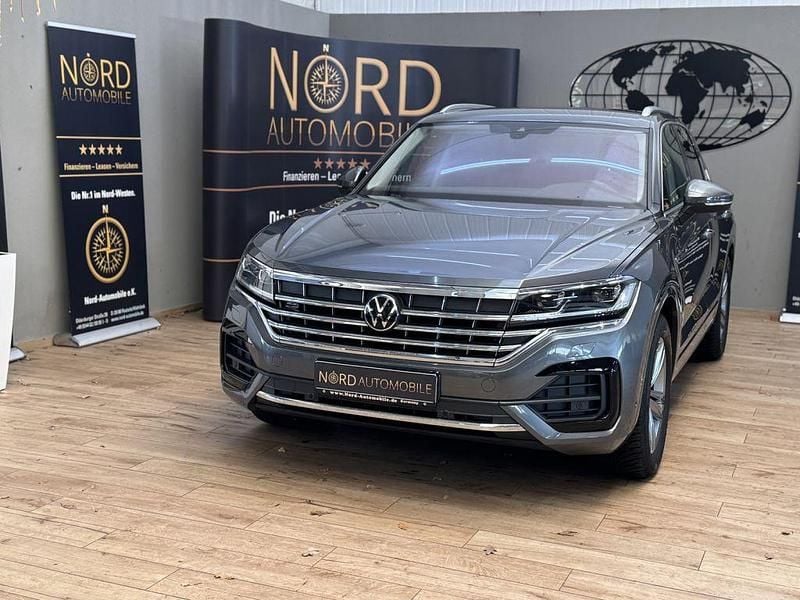 Siliziumgrau metallic (metallic) Gebraucht 2022 VW Touareg R-line SUV | 49.899 € (Superpreis) - Bild 1/3