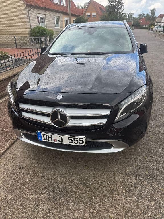 Schwarz Gebraucht 2016 Mercedes GLA250 AMG line SUV | 20.100 € (Fairer Preis) - Bild 1/4