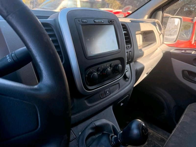 Gebraucht Renault Trafic 90 PS (66 kW) 2015 Schwarz Van / Kleinbus