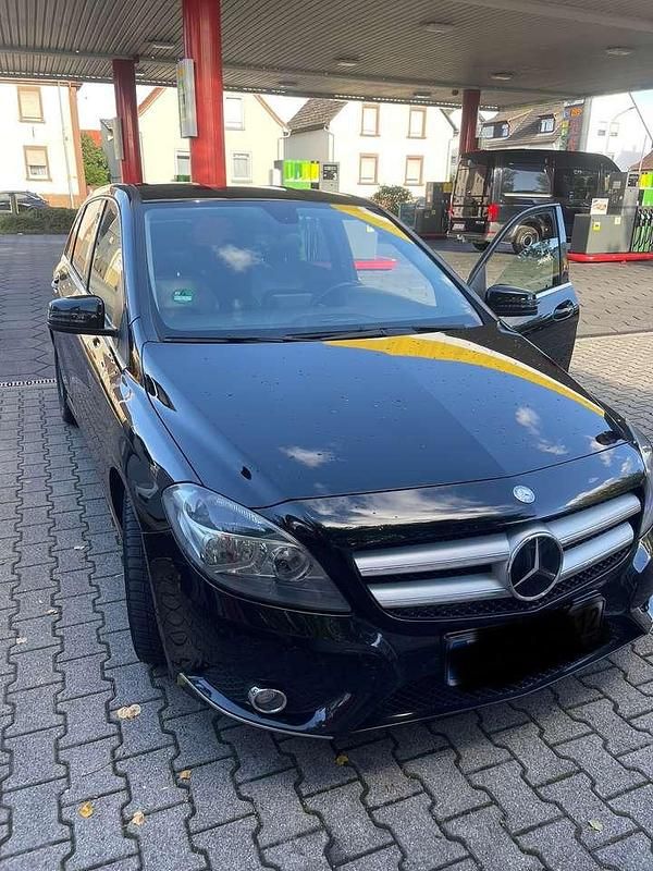 Schwarz Gebraucht 2014 Mercedes B200 Van / Kleinbus | 8.900 € (Fairer Preis) - Bild 1/4