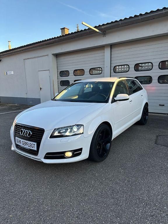 Weiß Gebraucht 2012 Audi A3 Ambition Limousine | 8.300 € (Fairer Preis) - Bild 1/4