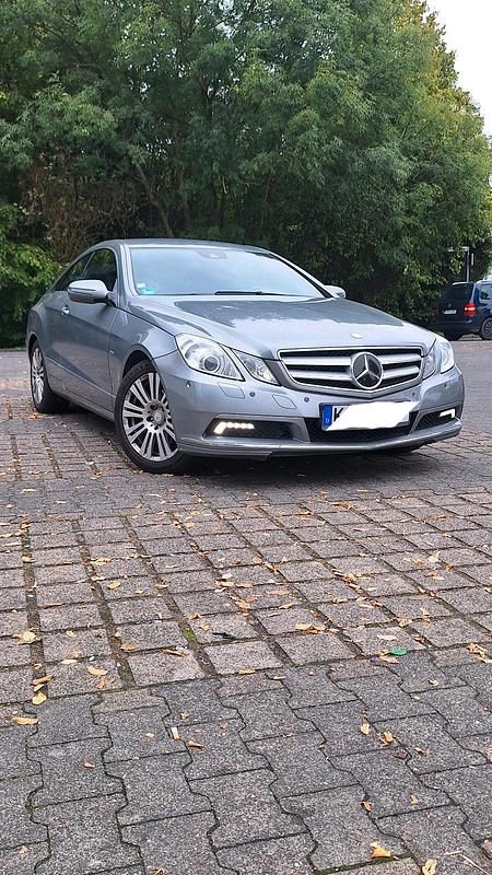 Grau Gebraucht 2009 Mercedes E250 Coupé | 12.499 € (Etwas zu teuer) - Bild 1/4