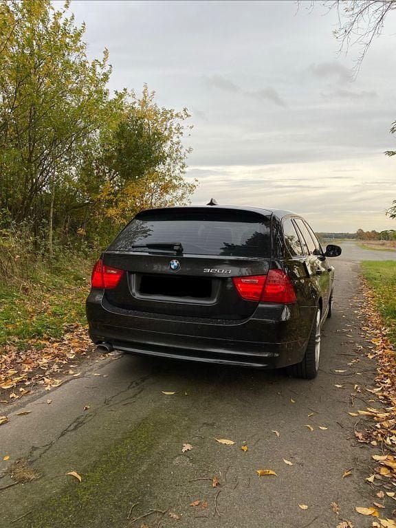 Gebraucht BMW 320 184 PS (135 kW) 2011 Schwarz Kombi