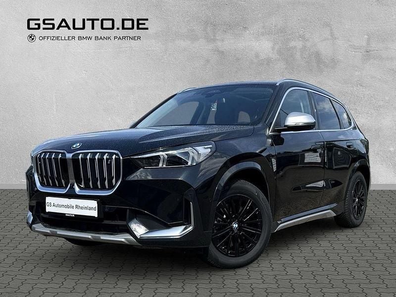 Black sapphire metallic (schwarz) Gebraucht 2023 BMW iX1 xLine SUV | 39.700 € (Guter Preis) - Bild 1/3