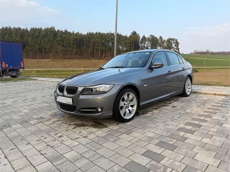 Grau Gebraucht 2010 BMW 330 Exclusive Limousine | 7.900 € (Superpreis) - Bild 1/4