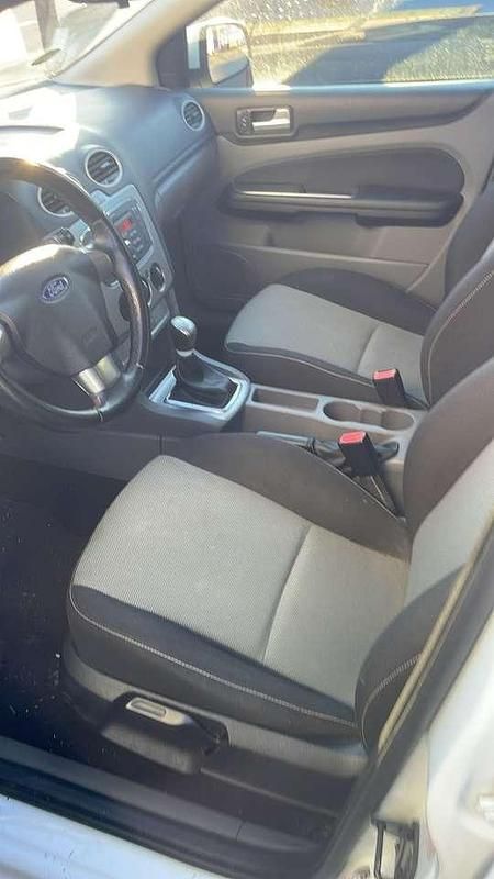 Gebraucht Ford Focus Style 101 PS (74 kW) 2011 Weiß Kleinwagen