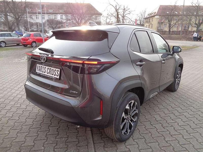 Neu Toyota Yaris Cross 131 PS (96 kW) 2025 Grau SUV