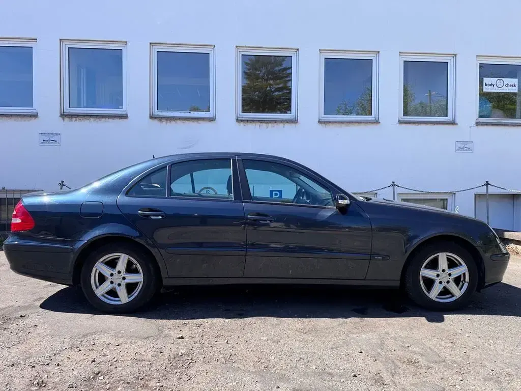 Gebraucht Mercedes E220 Classic 150 PS (110 kW) 2003 Schwarz Limousine