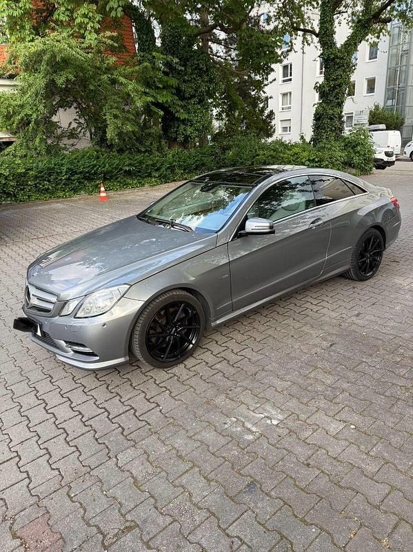 Grau Gebraucht 2012 Mercedes E350 AMG line Coupé | 18.000 € (Fairer Preis) - Bild 1/4