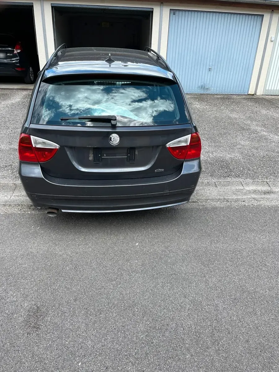 Gebraucht BMW 320 150 PS (110 kW) 2007 Grau Kombi
