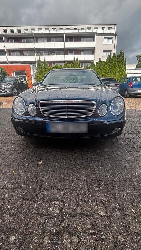 Blau Gebraucht 2005 Mercedes E200 Limousine | 3.650 € (Guter Preis) - Bild 1/4